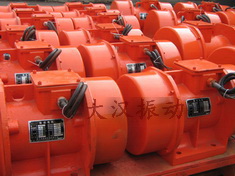 YZS振動(dòng)電機(jī):加裝防護(hù)外殼,密封性強(qiáng)不易損壞。